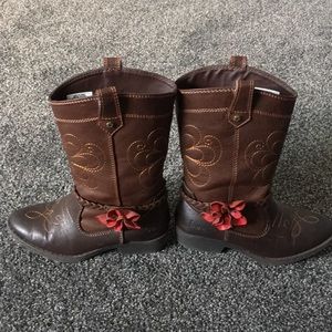 Cute little girls brown cowgirl boots!